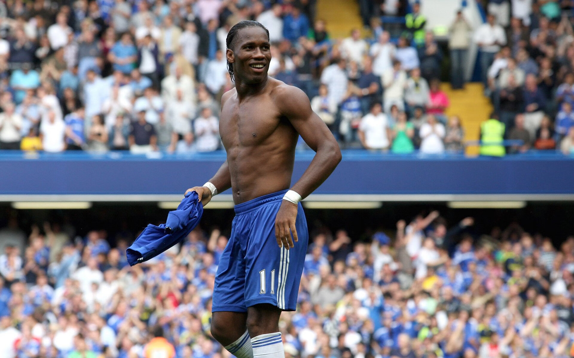 冠军球队球员参与社区文化活动促进城市体育文化建设，社区足球文化