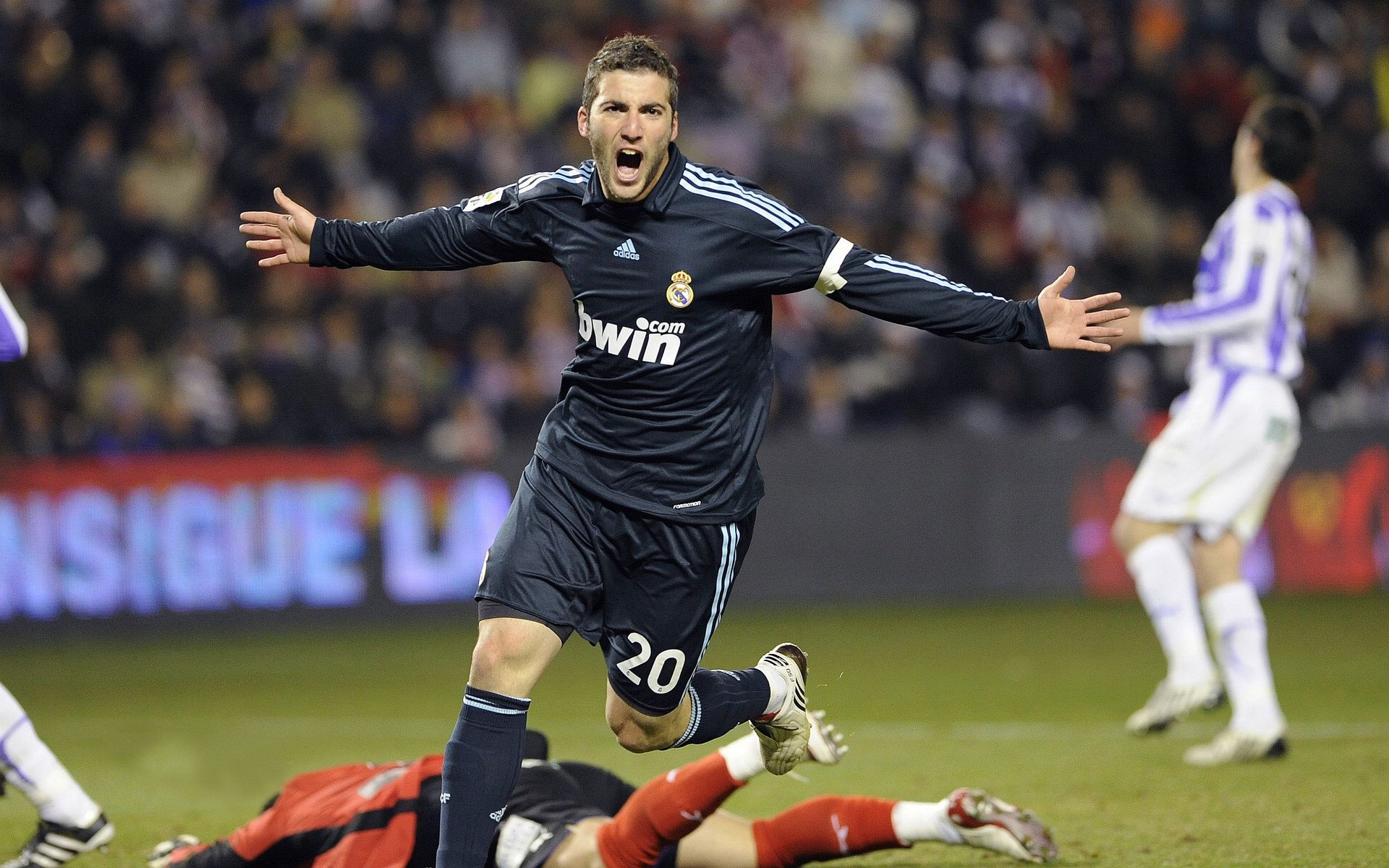 俱乐部举办暑期公益足球课堂 覆盖多所学校，足球公益活动标语